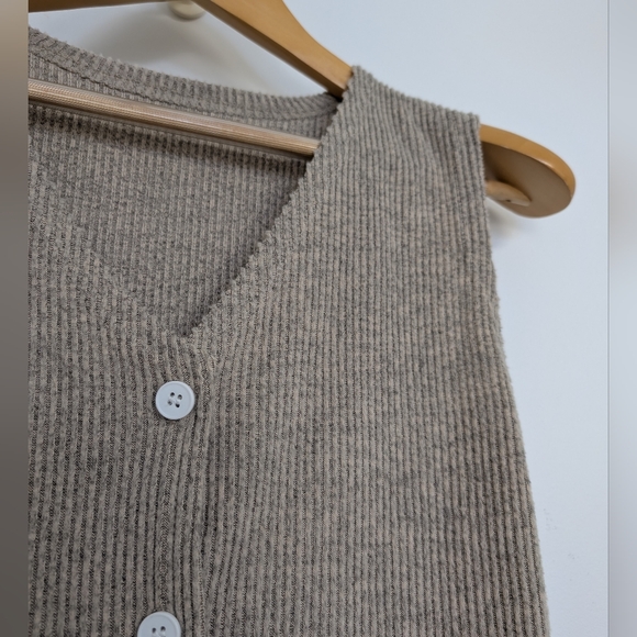 TAN CORDUROY CARDIGAN SIZE SMALL - Picture 2 of 3